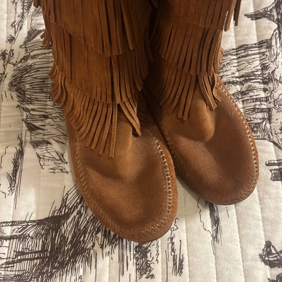 Minnetonka 5 layer fringe moccasins - Picture 9 of 14